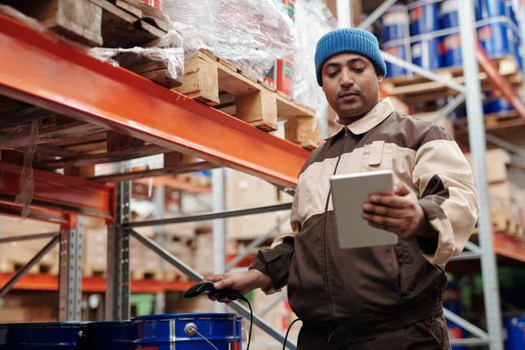 warehouse member using pick utility to get order using kechie erp software